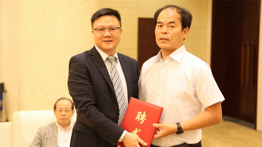 Mr. Luo Yi, General Manager of Xi'an Semipower Electronic Technology Co., Ltd., issued the appointment certificate to Professor Shuji Nakamura