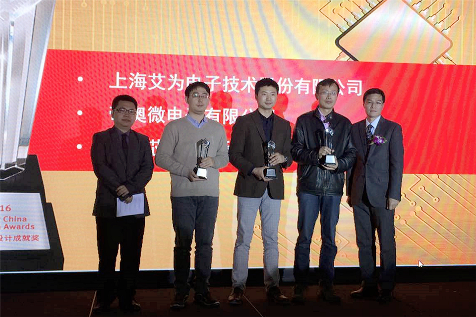 Semipower R&D Director Dr. Liu Xia (second from left) went to the scene to receive the award