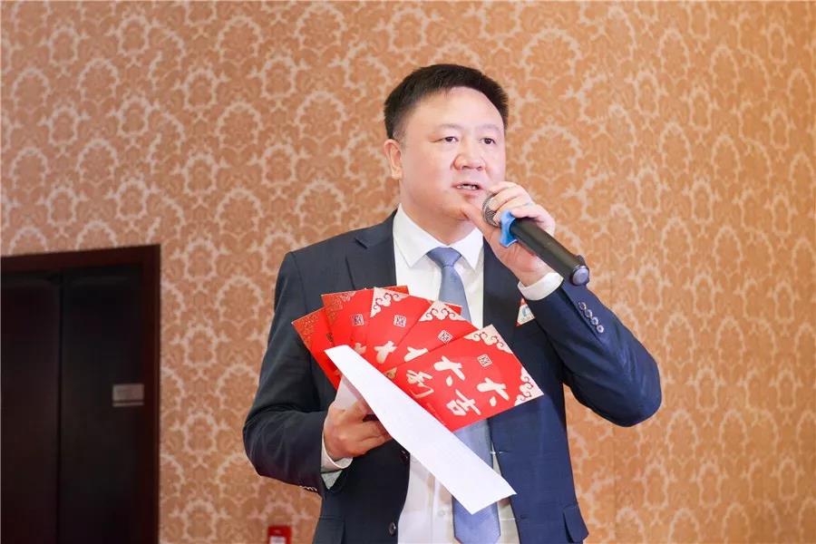 President Mr.Luo Yi gave red envelopes to everyone