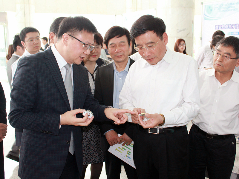 Mr. Luo Yi, Chairman of Xi'an Semipower Electronic Technology Co., Ltd., is introducing the company's star products to Minister Miao Wei