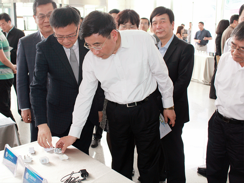 Mr. Luo Yi, Chairman of Xi'an Semipower Electronic Technology Co., Ltd., is introducing the company's star products to Minister Miao Wei