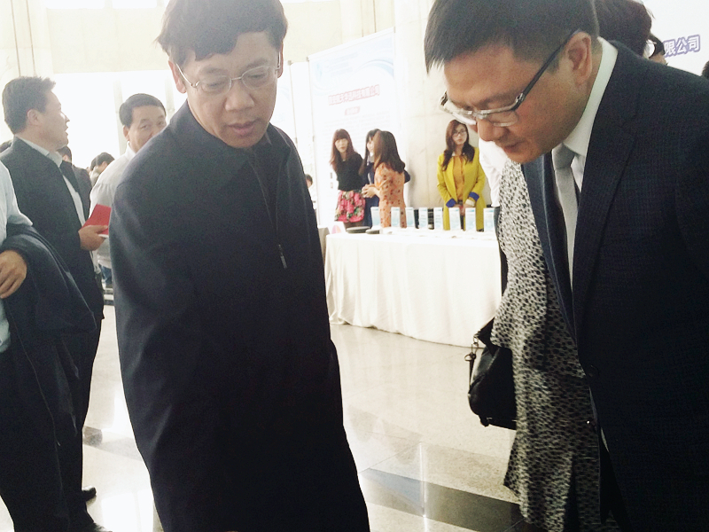 Mr. Chen Changchun, director of the Xi'an Aerospace Base Development Zone, inquired about product-related information in detail in front of the Xi'an Semipower booth.