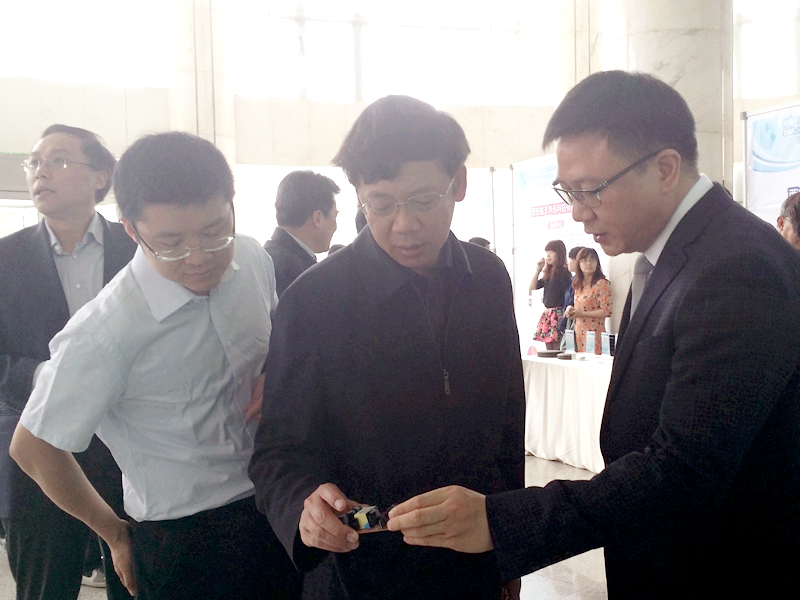 Mr. Luo Yi, Chairman of Xi'an Semipower Electronic Technology Co., Ltd., is introducing the company's product structure and features in detail to Mr. Chen Changchun, Director of Xi'an Aerospace Base Development Zone