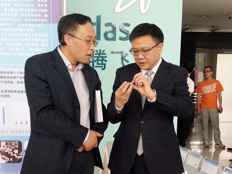 Mr. Luo Yi, Chairman of Xi'an Semipower Electronic Technology Co., Ltd., is introducing the company's product structure and features in detail to Mr. Chen Changchun, Director of Xi'an Aerospace Base Development Zone